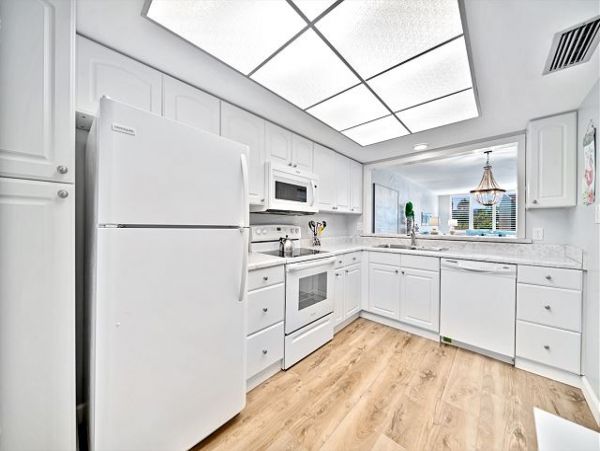 Sanibel Vacation Rental: Beachfront Condo with Great Amenities