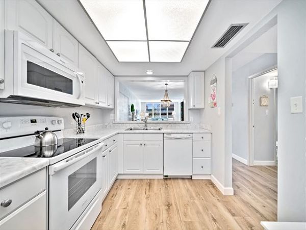 Sanibel Vacation Rental: Beachfront Condo with Great Amenities