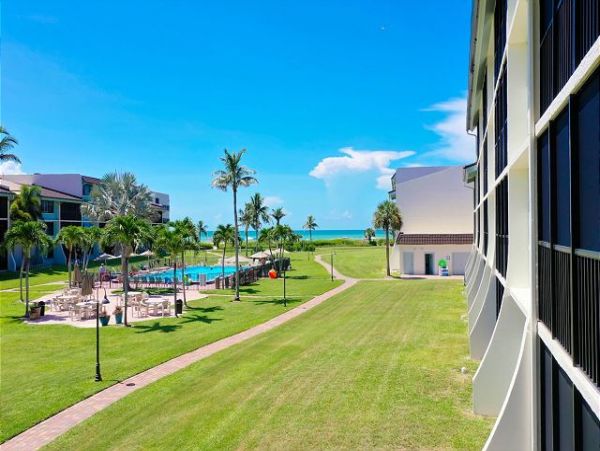 Sanibel Vacation Rental: Beachfront Condo with Great Amenities