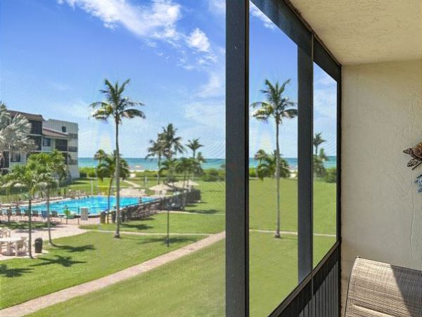 Sanibel Vacation Rental: Beachfront Condo with Great Amenities