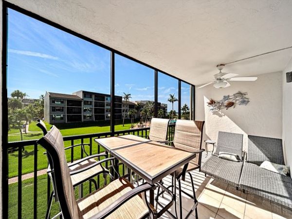 Charming Vacation 2 Bedroom Rental Located on the Beach