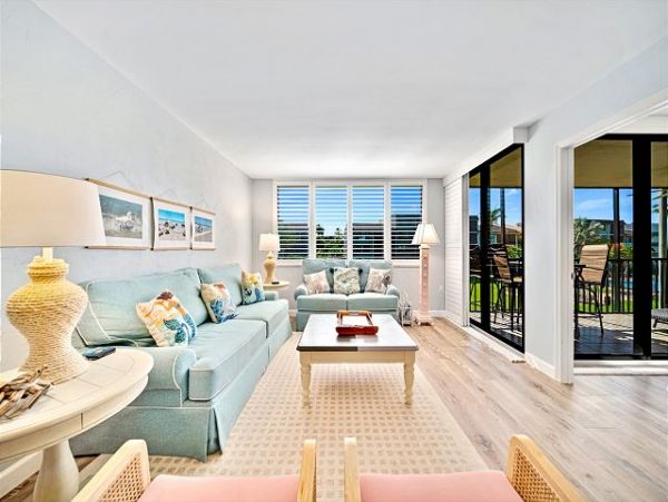Charming Vacation 2 Bedroom Rental Located on the Beach