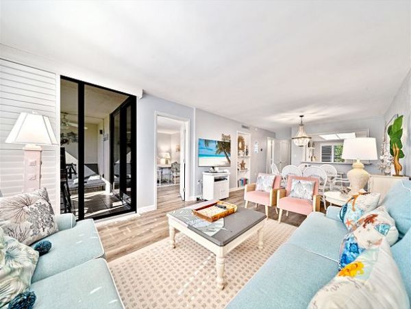 Charming Vacation 2 Bedroom Rental Located on the Beach