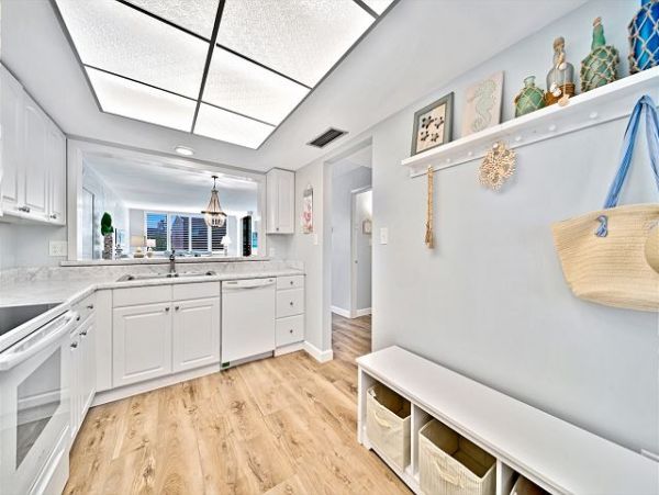 Charming Vacation 2 Bedroom Rental Located on the Beach