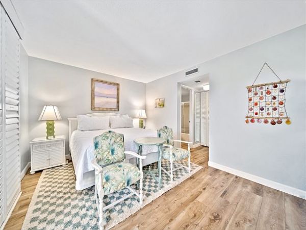 Charming Vacation 2 Bedroom Rental Located on the Beach