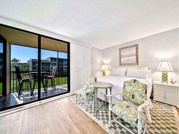Charming Vacation 2 Bedroom Rental Located on the Beach