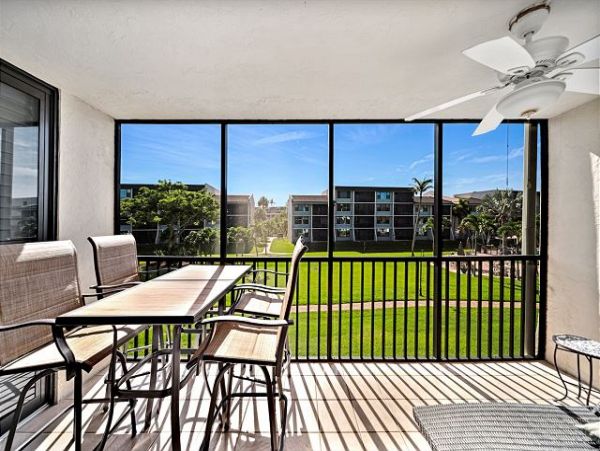 Charming Vacation 2 Bedroom Rental Located on the Beach