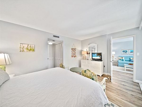 Charming Vacation 2 Bedroom Rental Located on the Beach