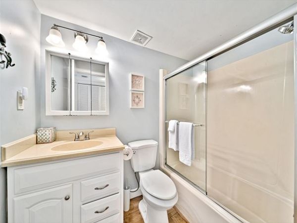 Charming Vacation 2 Bedroom Rental Located on the Beach
