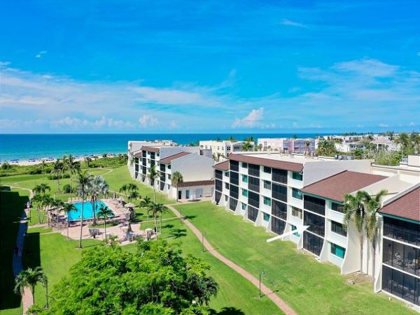 Charming Vacation 2 Bedroom Rental Located on the Beach