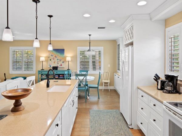 Charming Vacation Rental in Sanibel Island - Book Now!