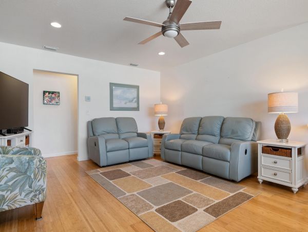 Spacious Vacation Rental with 3 Bedrooms in Nokomis Beach