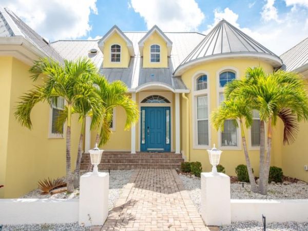 Beautiful Vacation Rental in Englewood - Book Your Stay!