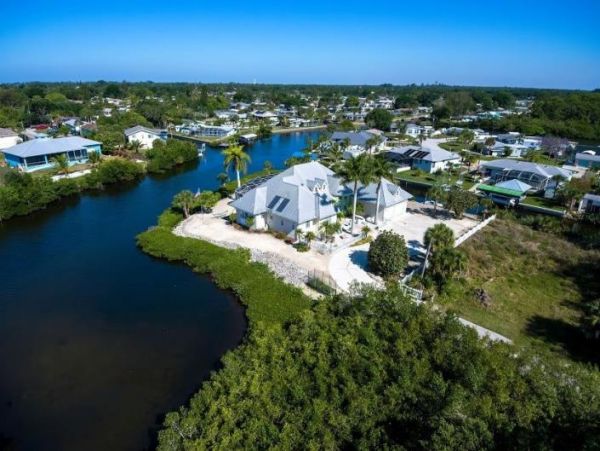 Beautiful Vacation Rental in Englewood - Book Your Stay!