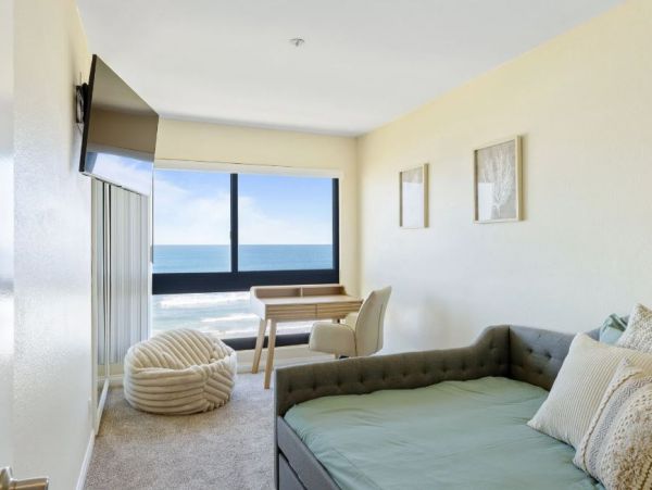 Stunning Vacation Rental in Pacific Beach - Ocean Views Await!