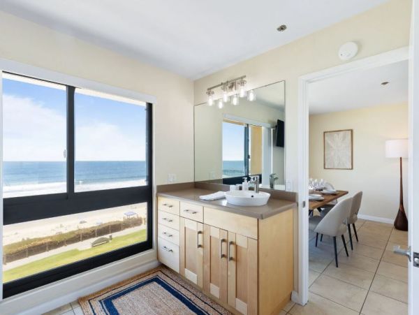 Stunning Vacation Rental in Pacific Beach - Ocean Views Await!
