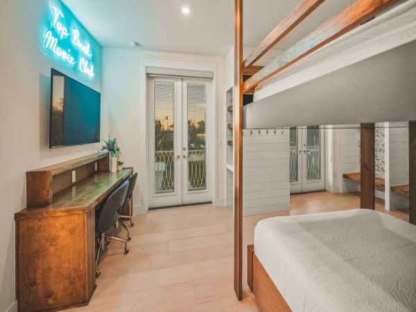 Luxury Five Bedroom Vacation Rental Steps from Siesta Key Beach