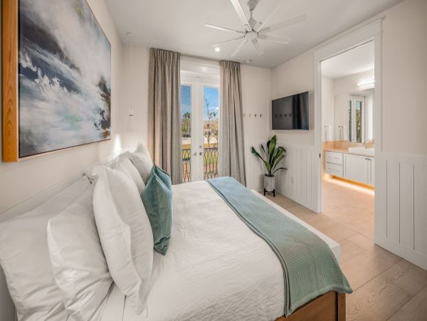 Luxury Five Bedroom Vacation Rental Steps from Siesta Key Beach
