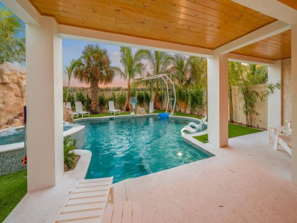 Luxury Five Bedroom Vacation Rental Steps from Siesta Key Beach