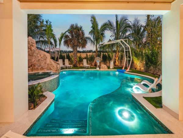 Luxury Five Bedroom Vacation Rental Steps from Siesta Key Beach