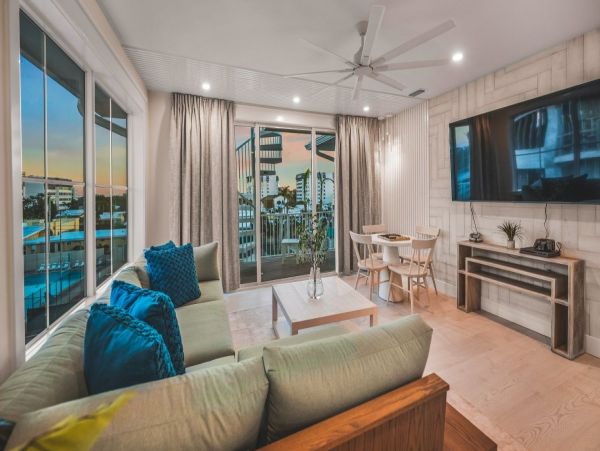 Luxury Five Bedroom Vacation Rental Steps from Siesta Key Beach