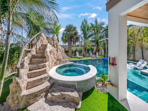 Luxury Five Bedroom Vacation Rental Steps from Siesta Key Beach