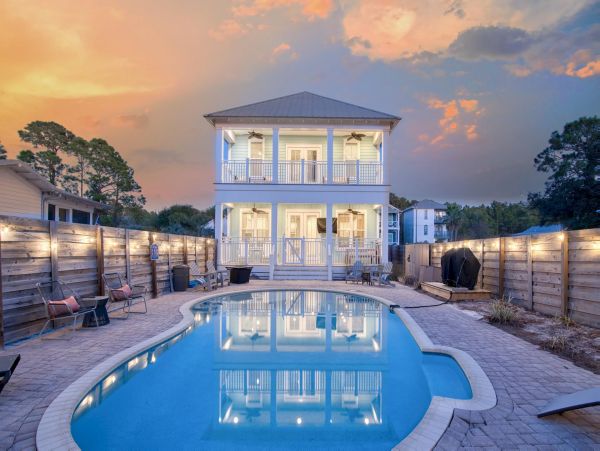 Modern Vacation Home with 5 Bedrooms & Pool