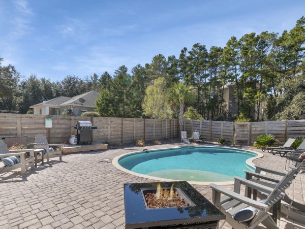 Modern Vacation Home with 5 Bedrooms & Pool