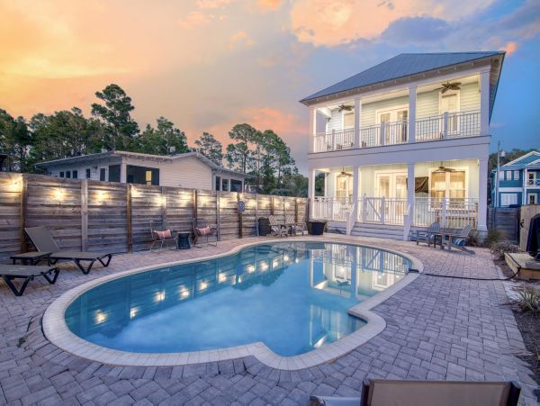 Modern Vacation Home with 5 Bedrooms & Pool