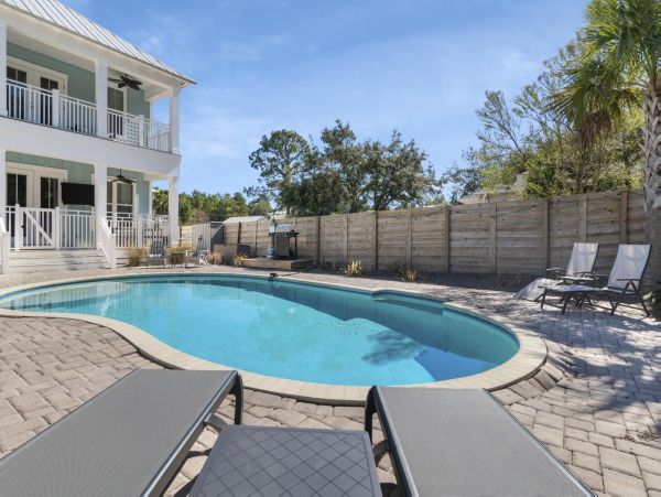 Modern Vacation Home with 5 Bedrooms & Pool