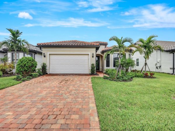 Spacious Naples Home with Pool, Fitness Center & Beach Access