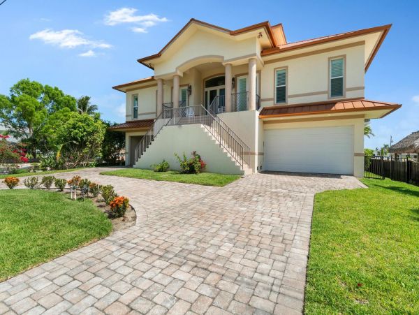 Bayfront Vacation Home with 5 Bedrooms & Pool