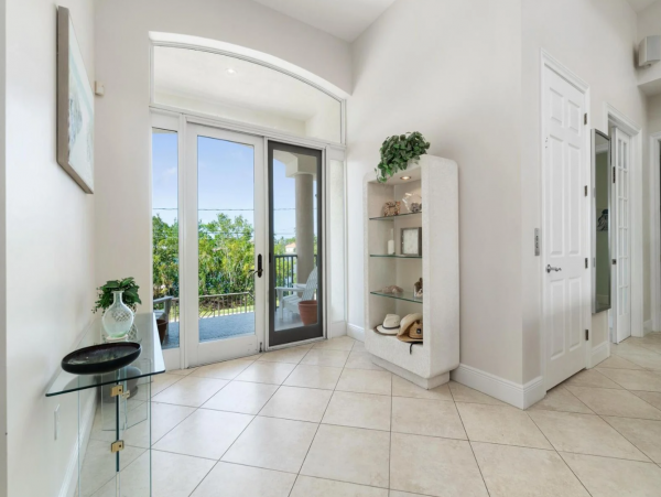 Bayfront Vacation Home with 5 Bedrooms & Pool