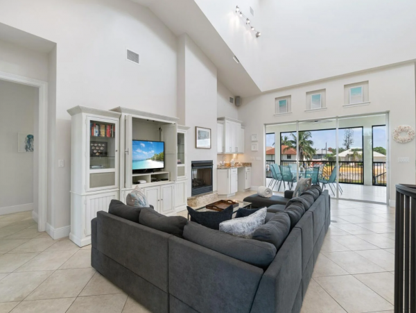 Bayfront Vacation Home with 5 Bedrooms & Pool