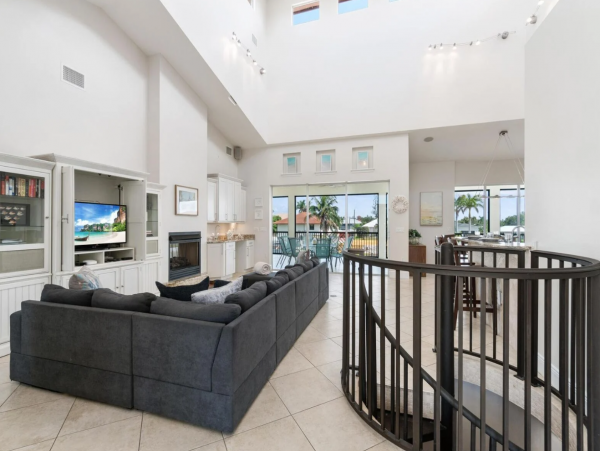 Bayfront Vacation Home with 5 Bedrooms & Pool