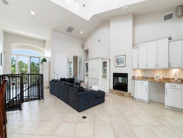 Bayfront Vacation Home with 5 Bedrooms & Pool
