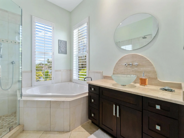 Bayfront Vacation Home with 5 Bedrooms & Pool