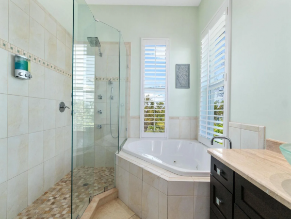 Bayfront Vacation Home with 5 Bedrooms & Pool