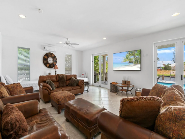 Bayfront Vacation Home with 5 Bedrooms & Pool