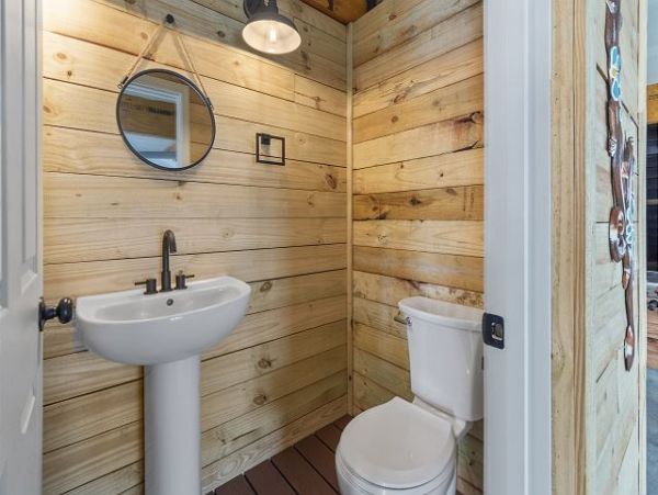 Waterfront Six Bedroom Vacation Home in Navarre Beach