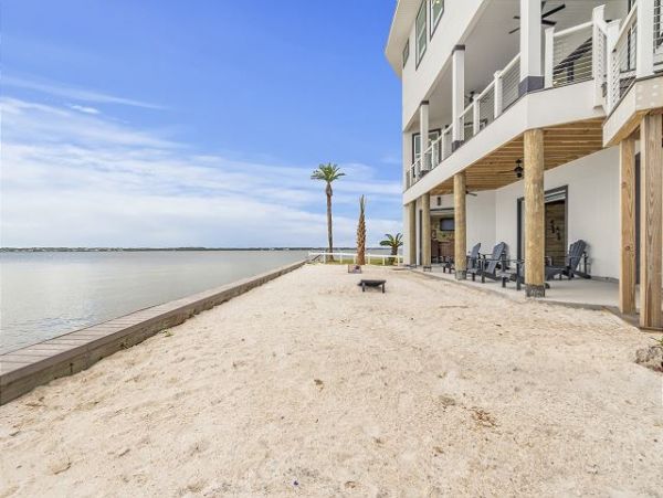 Waterfront Six Bedroom Vacation Home in Navarre Beach