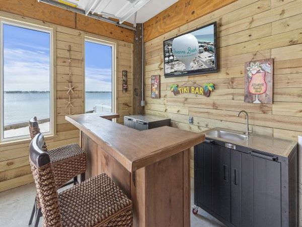 Waterfront Six Bedroom Vacation Home in Navarre Beach