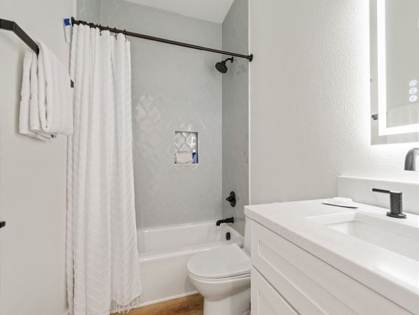 Waterfront Six Bedroom Vacation Home in Navarre Beach