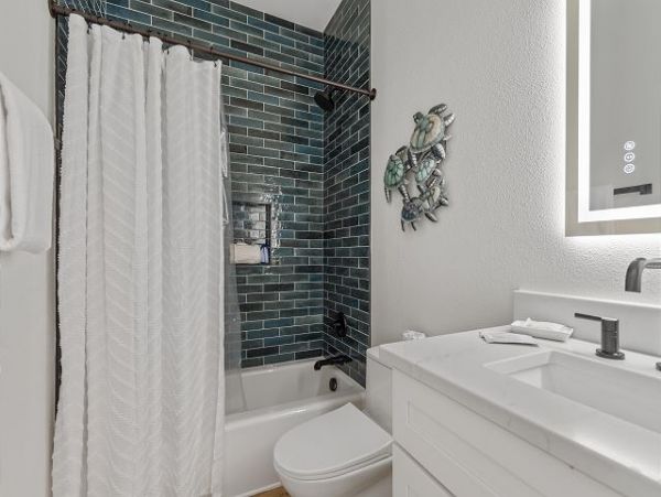 Waterfront Six Bedroom Vacation Home in Navarre Beach
