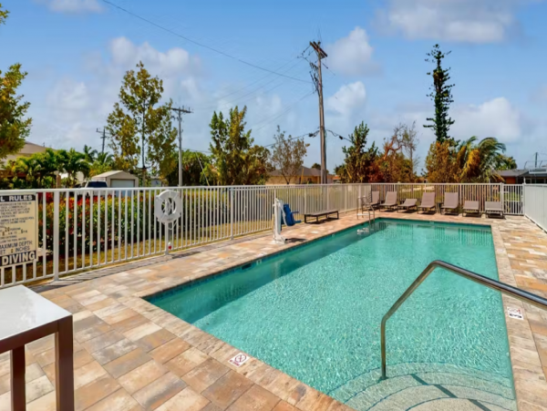 Canal-front Vacation 2 Bedroom Condo in Cape Coral