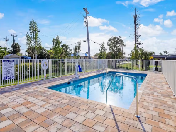 Canal-front Vacation 2 Bedroom Condo in Cape Coral