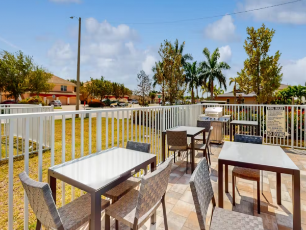 Canal-front Vacation 2 Bedroom Condo in Cape Coral