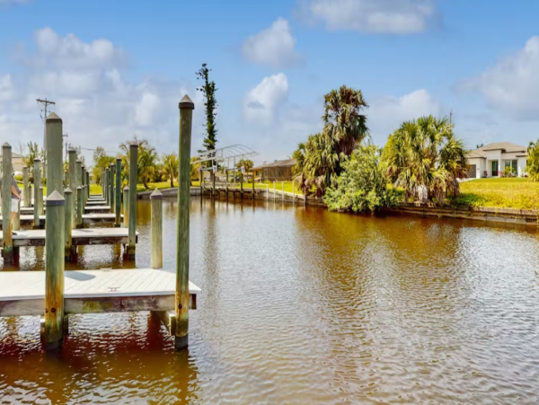 Canal-front Vacation 2 Bedroom Condo in Cape Coral