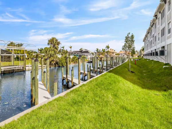 Canal-front Vacation 2 Bedroom Condo in Cape Coral