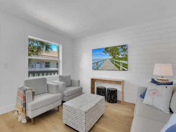 Renovated Naples Condo with Pool Access in Olde Naples